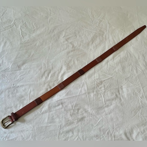 Fossil leather with basket weave 30-32 x 1-1/8. Good to very good condition. - Picture 4 of 7